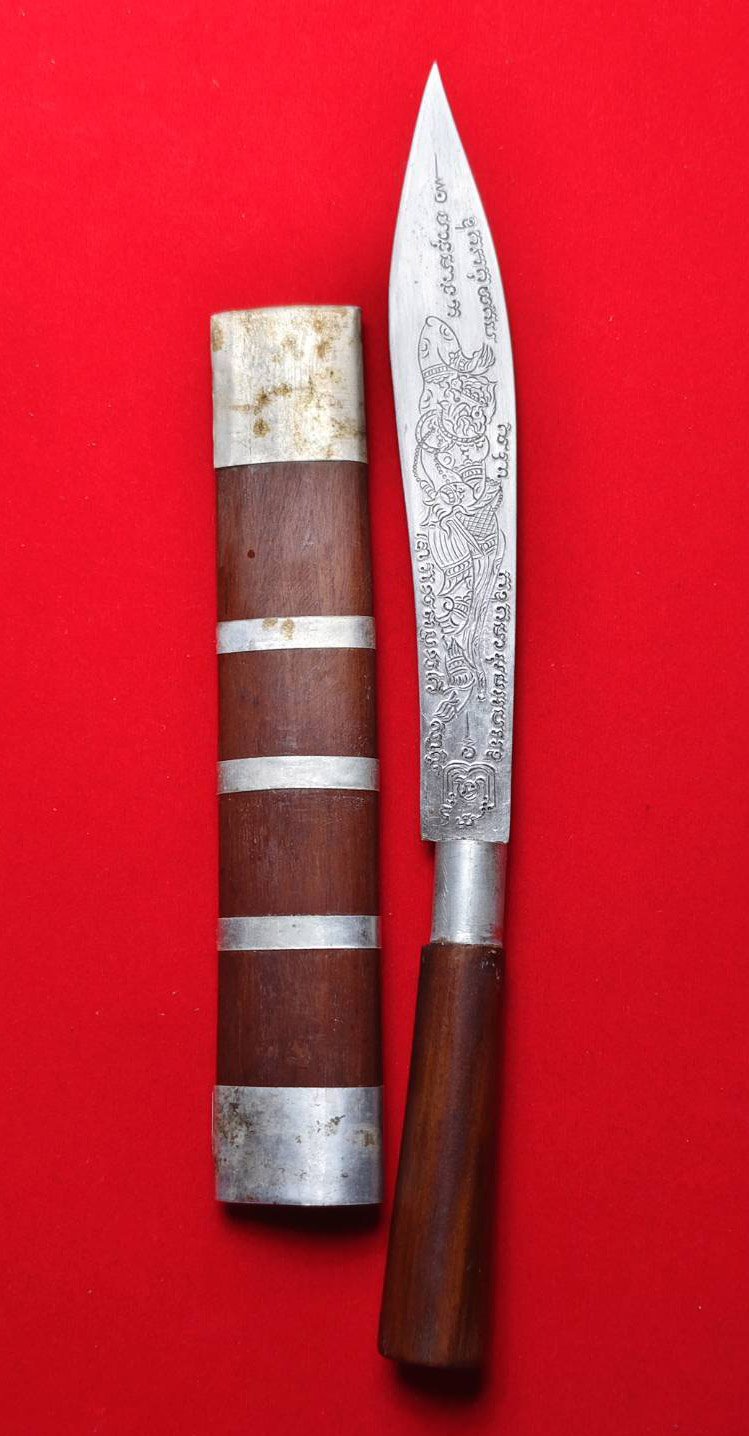 303836 มีดหมอเทพศาสตรา หลวงพ่อกวย  ลายหนุมานนอน(นิยม)  ศิลป์ อาจารย์ ทรง รอดเล็ก  ใบเหล็กขาว วัดโฆสิตาราม  สร้างปี 2509-2513 จ.ชัยนาท