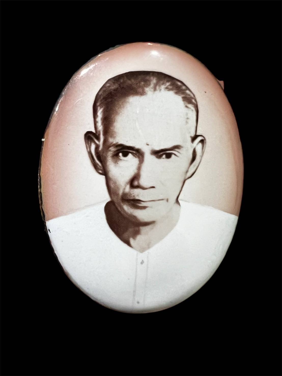 303862 ล็อคเก็ตเซียนแปะโรงสี อาจารย์ โง้ว กิม โคย พิมพ์กลางหน้าหนุ่ม ซีเปีย ปี 2519 จ.ปทุมธานี