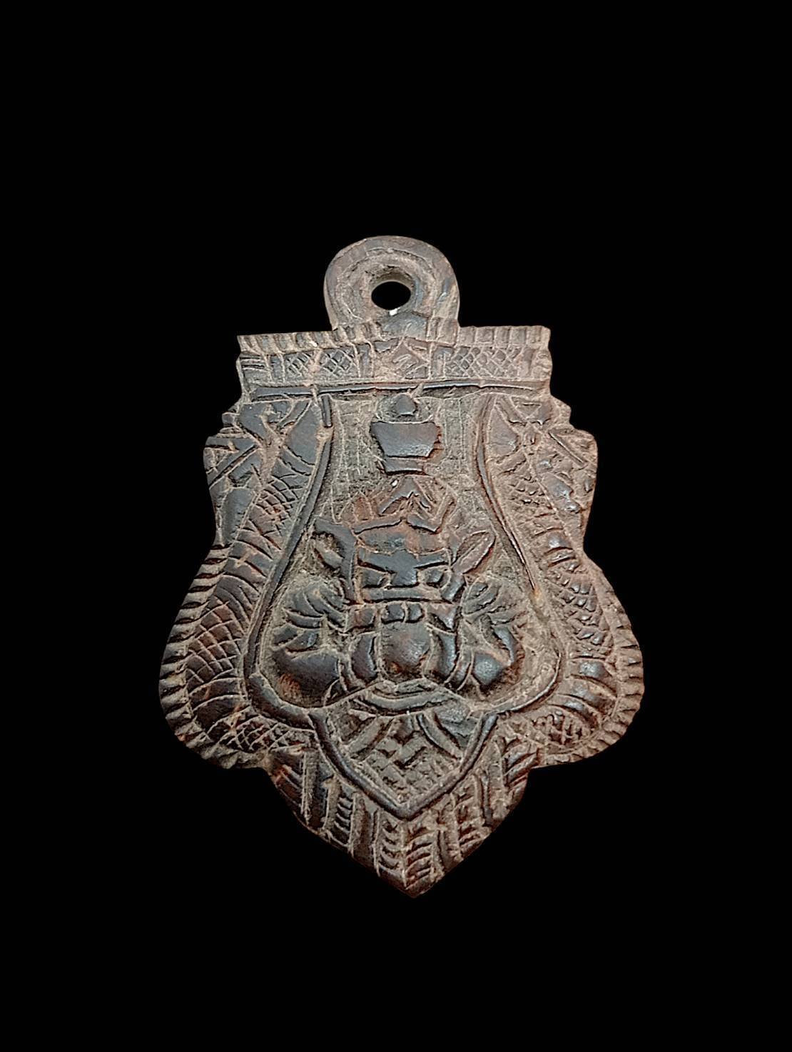 303889 กะลาแกะราหู หลวงพ่อน้อย  ศิลมาตรฐาน เนื้อกะลา  สร้างพ.ศ. 2470 - 2488  วัดศรีษะทอง จ.นครปฐม 