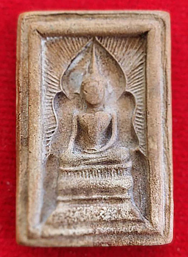 303937 พระสมเด็จแหวกม่าน  พิมพ์อกใหญ่ปางมารวิชัย  พุทธศักราช 2500 เนื้อผง  หลวงพ่อกวย วัดโฆสิตาราม  จ.ชัยนาท 