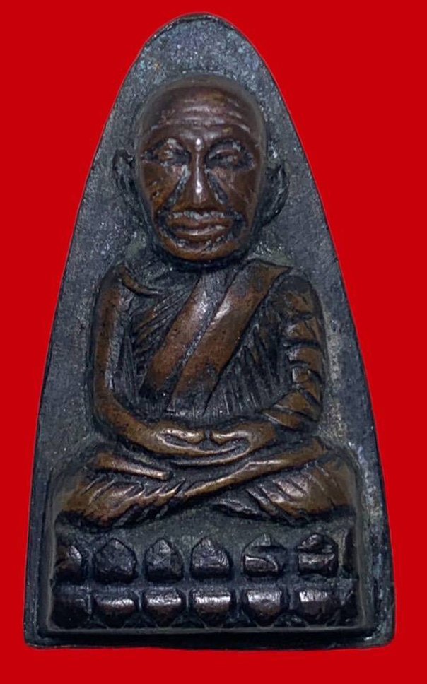  307413 หลวงปู่ทวด วัดช้างให้  เตารีดหลังหนังสือใหญ่ ปี 2505 จ.ปัตตานี เนื้อทองเหลืองรมดำ 