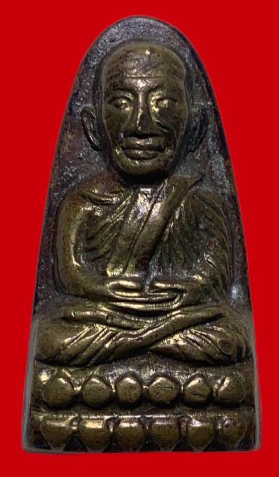 307418 หลวงปู่ทวด วัดช้างให้ เตารีดหลังหนังสือเล็ก  พิมพ์ ว ตัน ปี2505  เนื้อทองเหลืองรมดำ  จ.ปัตตานี