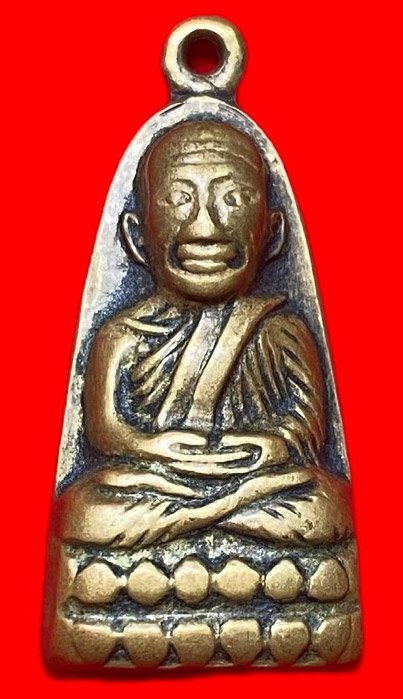  307824 หลวงปู่ทวด  เตารีดหลังหนังสือเล็ก พิมพ์มีหู ปี 2506  เนื้อทองเหลือง  จ.ปัตตานี