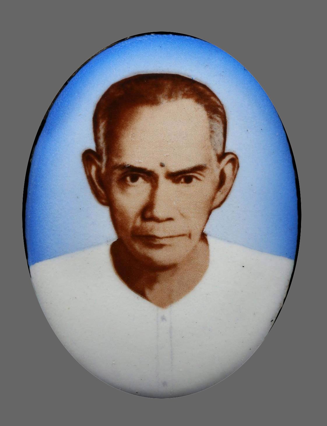 297128 ล๊อคเก็ตอาจารย์โง้วกิมโคย  เซียนแปะโรงสี รุ่นแรก  หน้าหนุ่ม พิมพ์กลาง  ฉากฟ้า ปี2519 จ.ปทุมธานี